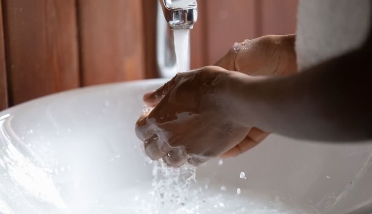 Sin agua: sólo para lavarnos las manos usamos 53 millones de litros por día