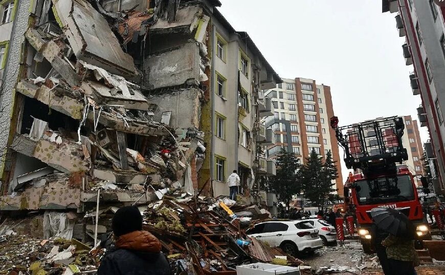 -VIDEO Y FOTOS- Devastadores terremotos dejan al menos 1500 muertos en Turquía y Siria