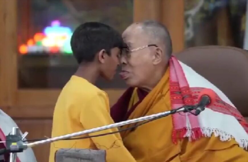 El Dalai Lama se disculpó por besar en la boca a un niño y pedirle que le “chupara la lengua”