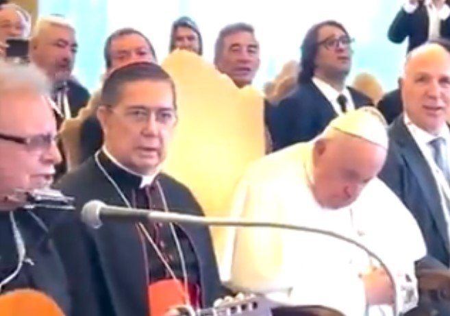 Video: el Papa se durmió mientras León Gieco le cantaba en el Vaticano