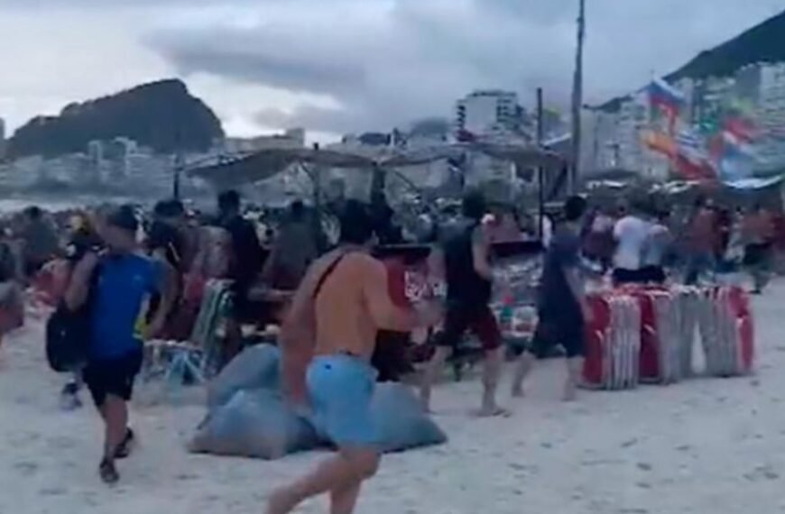 -VIDEOS- Momento que hinchas de Fluminense atacan a los de Boca en playa de Copacabana