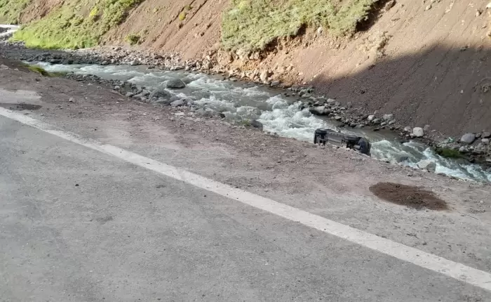 Tremendo accidente en Mendoza terminó con un auto en el río Pehuenche