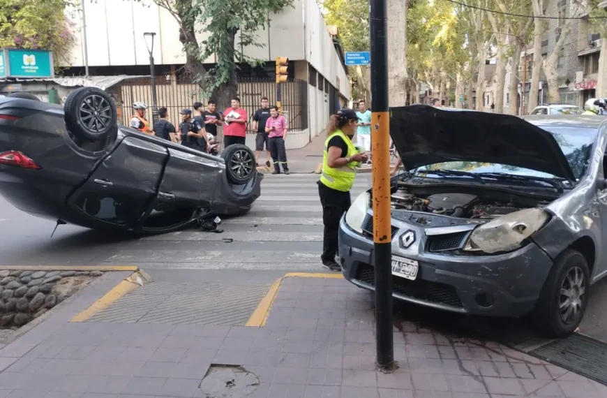 Empleado de una panadería se quedó dormido mientras manejaba en pleno centro de Mendoza y provocó un vuelco