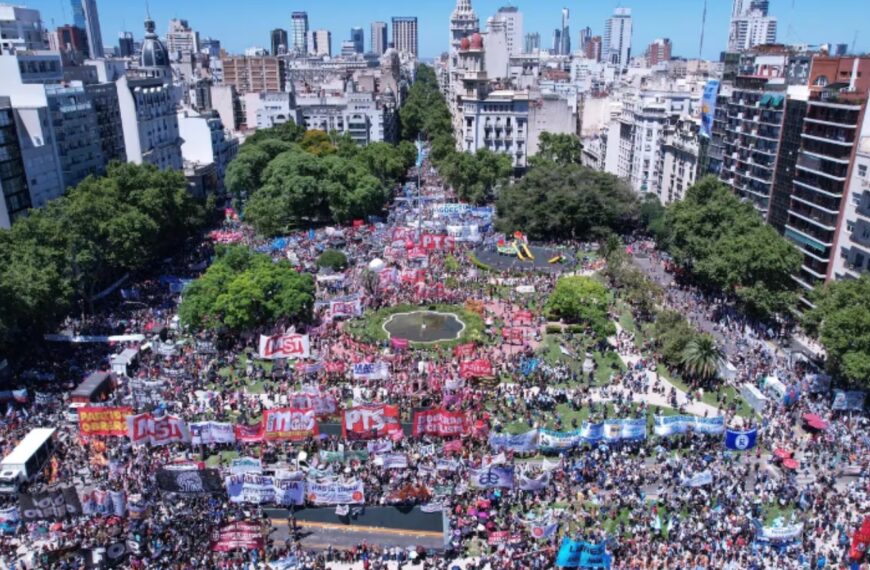 El debate: ¿Cuántas personas se manisfestaron en el Congreso en el primer paro nacional a Milei?