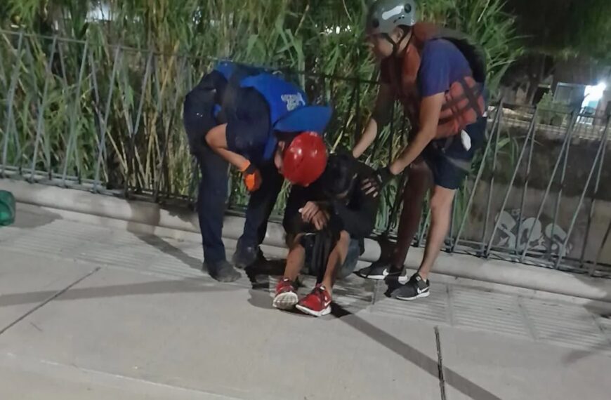 Video: intentó escapar de la Policía tirándose al canal Cacique Guaymallén y casi se ahoga