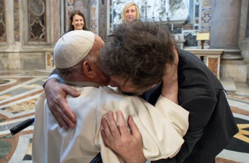 -FOTOS Y VIDEO- El primer encuentro público entre Milei y el Papa Francisco con un saludo inusual y un abrazo fuera de protocolo