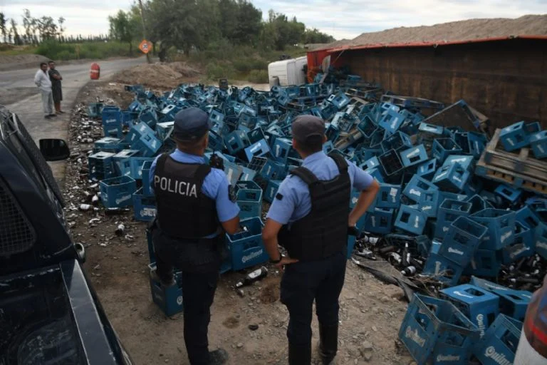 Volcó en Lavalle un camión que llevaba cajones de cerveza y los transeúntes se llevaron todas las botellas 