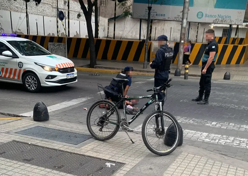 Robó en pleno centro de Mendoza y sacó un cuchillo cuando lo encontró la policía, pero terminó detenido