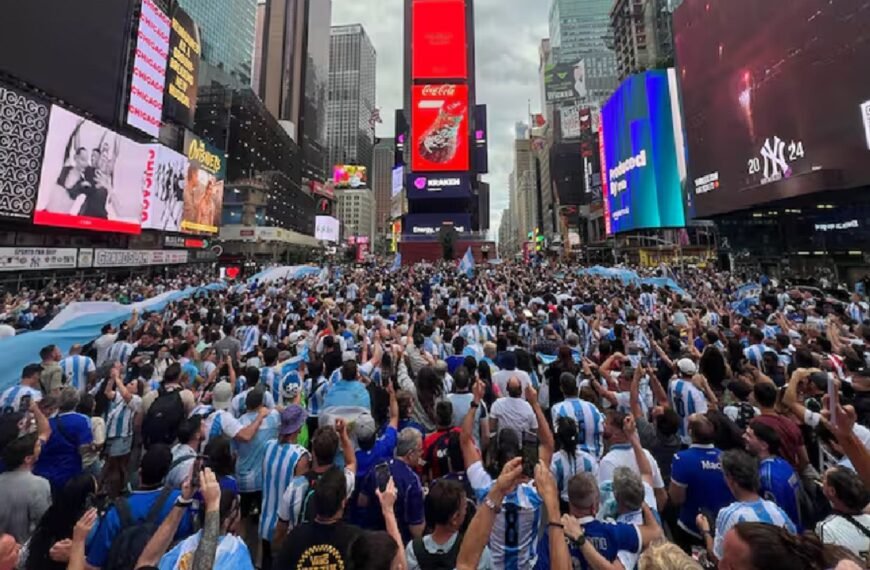 -VIDEOS- El impresionante banderazo de miles de hinchas argentinos en Times Square antes del partido contra Chile por la Copa América