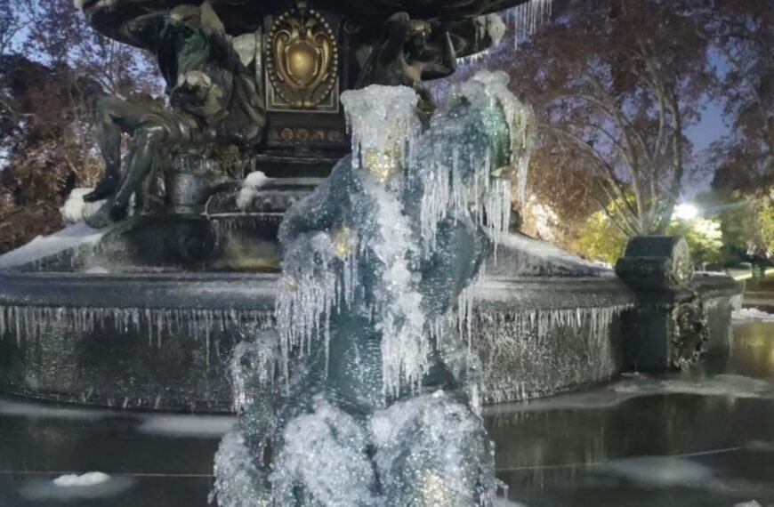 -FOTOS- Mendoza bajo cero: se congelaron las fuentes del Parque San Martín