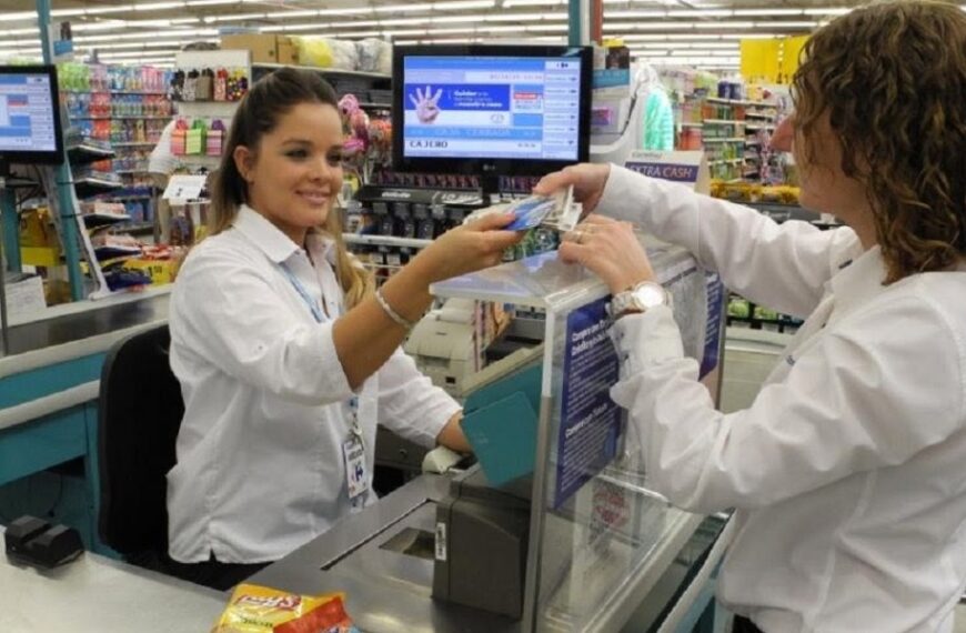 Una cadena de supermercados de Argentina aceptará dólares con una cotización más alta que el blue