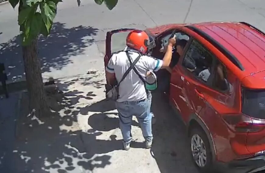 Video: un intento de robo terminó en un tiroteo a pasos de un centro comercial en Godoy Cruz